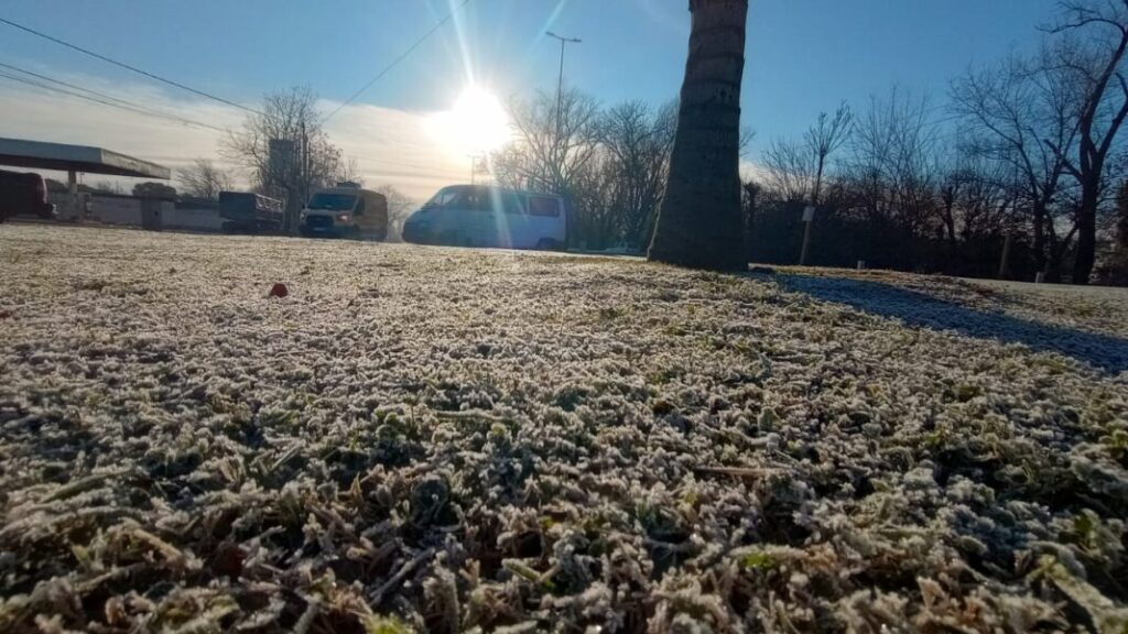 Vuelve el frío al AMBA: cuándo llegará el descenso más fuerte de temperatura helada amanecer la plata junio 2025.jpg 1068x601