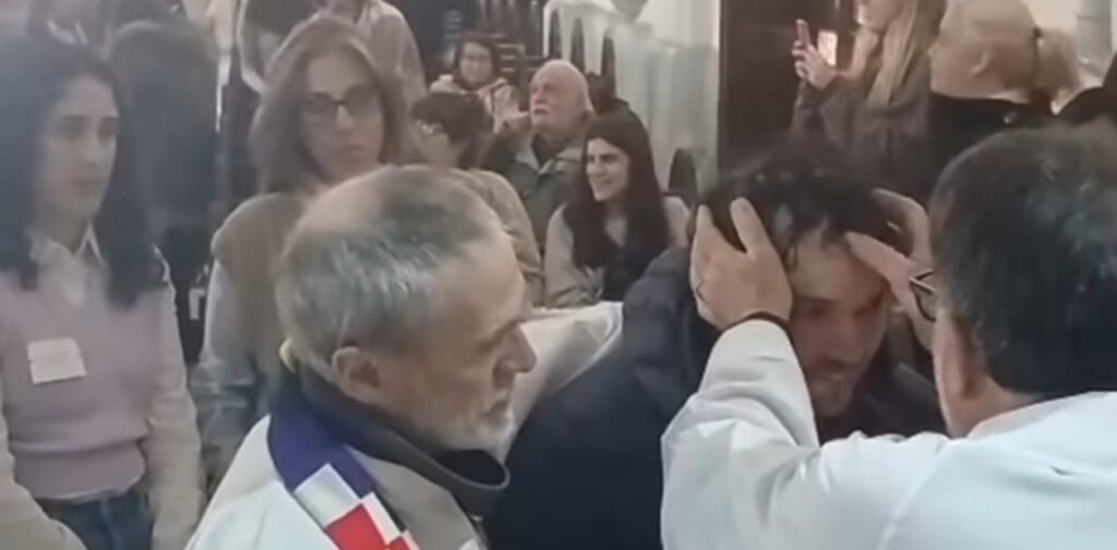 El padre Paco bautizó al fotógrafo Pablo Grillo: “Dios te ha dado una nueva vida” pablo grillo